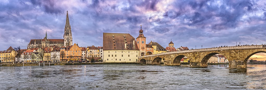 Regensburg im Panorama mit der Steinerne Brücke (südlicher Teil) und der Dom St. Peter
