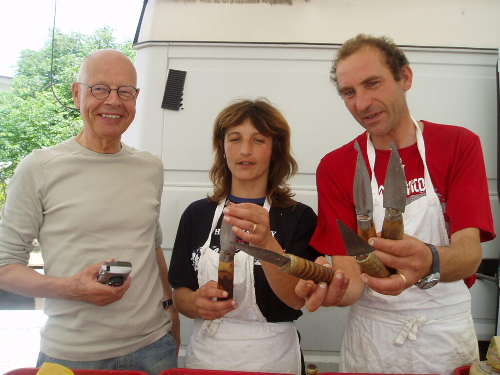 Udo läßt sich sardische Messer zeigen