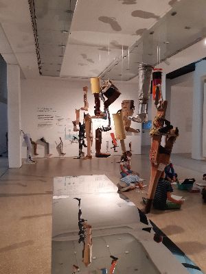 Ausstellungsraum mit 10 Beinprothesen im Museum Ulm