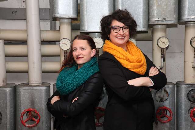 die freischaffenden Theatermacherinnen Saskia Hinze und Hanna Pelikan aus Neu-Ulm 
